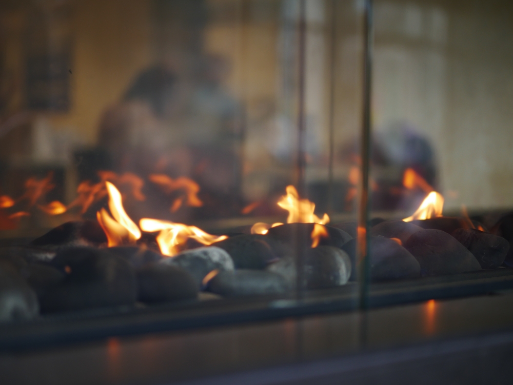 Modern,Gas,Fireplace,With,Dancing,Flames,Over,Pebbles,,Reflecting,A